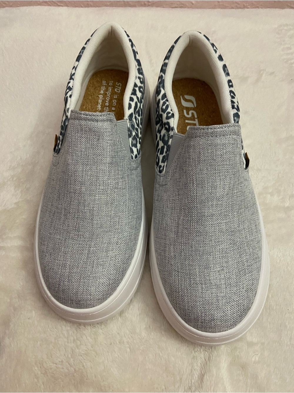 STQ Gray Slip-On Sneakers with White Soles and Leopard Collar